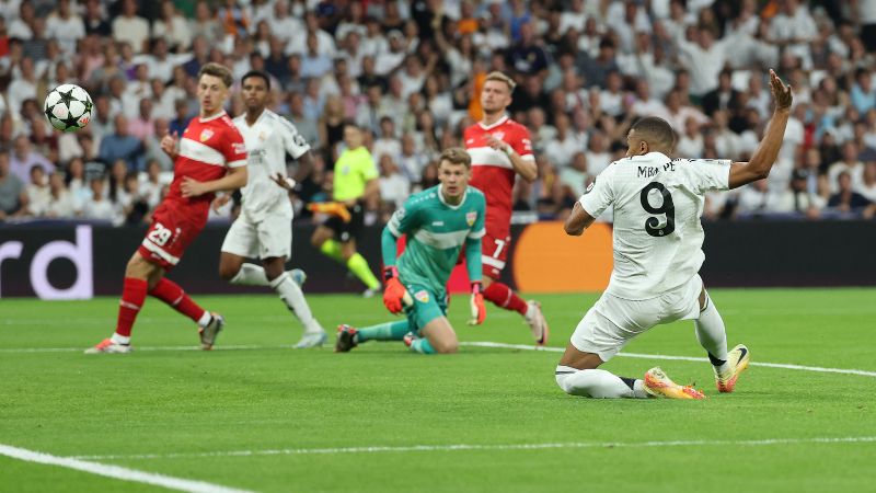 El delantero francés del Real Madrid, Kylian Mbappé, marca el primer gol de su equipo frente al Stuttgart VFB.