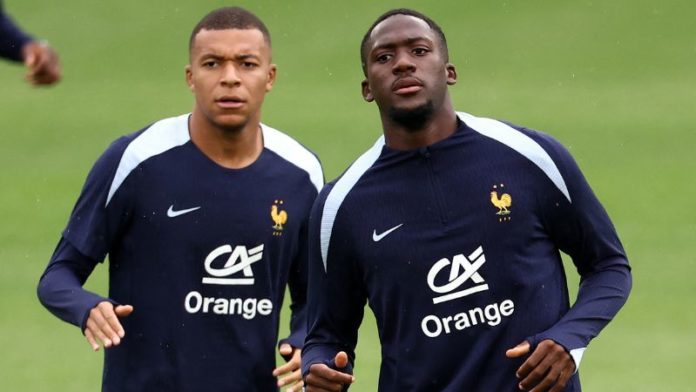 El delantero Kylian Mbappé (izq.), y el centrocampista, Youssouf Fofana, asisten a una sesión de entrenamiento en el estadio Parque de los Príncipes.