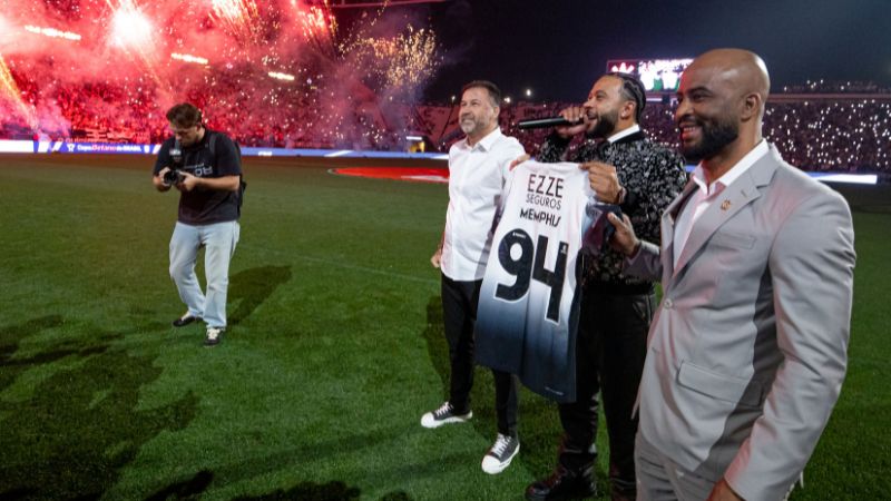 El delantero holandés Memphis Depay habla con los aficionados durante su presentación como nuevo jugador del Corinthians.