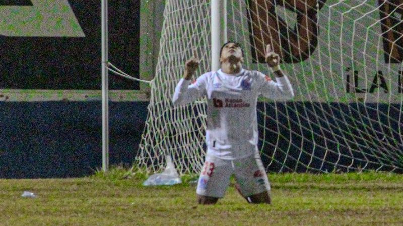 Michaell Chirinos se reivindicó luego de fallar el penal, anotando el primer gol de Olimpia ante Potros de Olancho FC.