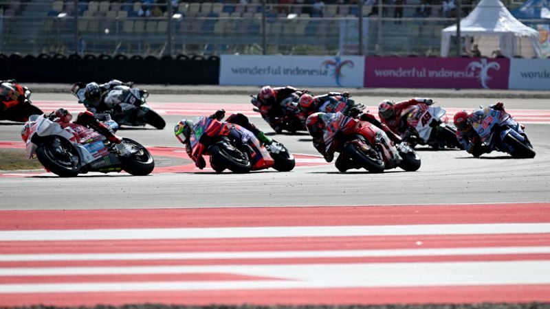 Los pilotos compiten durante la carrera de MotoGP del Gran Premio de Indonesia en el Circuito Internacional de Mandalika en Mandalika, Nusa Tenggara Occidental.