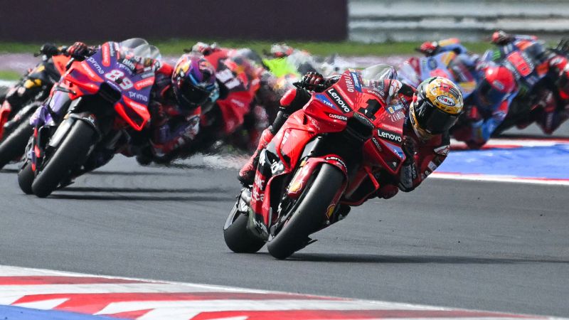 El piloto italiano del equipo Ducati Lenovo, Francesco Bagnaia, y el piloto español del equipo Prima Pramac Racing, Jorge Martin, compiten durante el Gran Premio Pramac Emilia-Romagna de MotoGP.