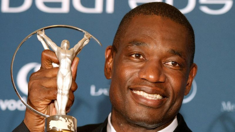 El ex astro del baloncesto estadounidense Dikembe Mutombo posa con su premio "Sport for Good" por su trabajo benéfico en el Congo.