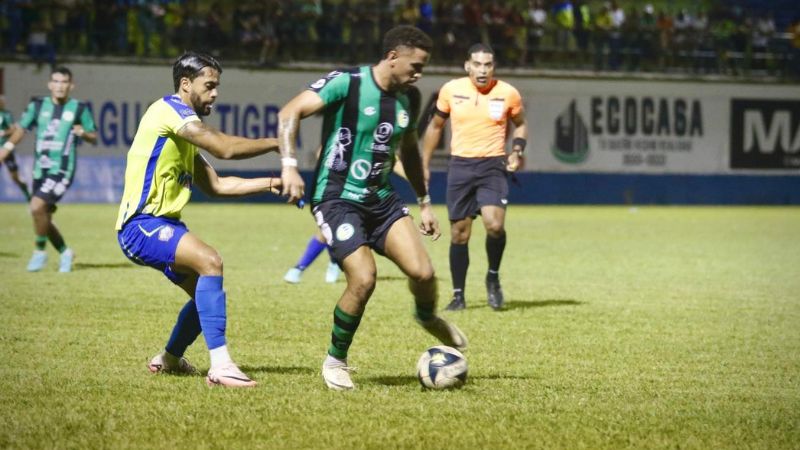 El defensa de Potros de Olancho FC, Nelson Muñoz, marca a presión al delantero de Juticalpa FC, Raúl Benítez.