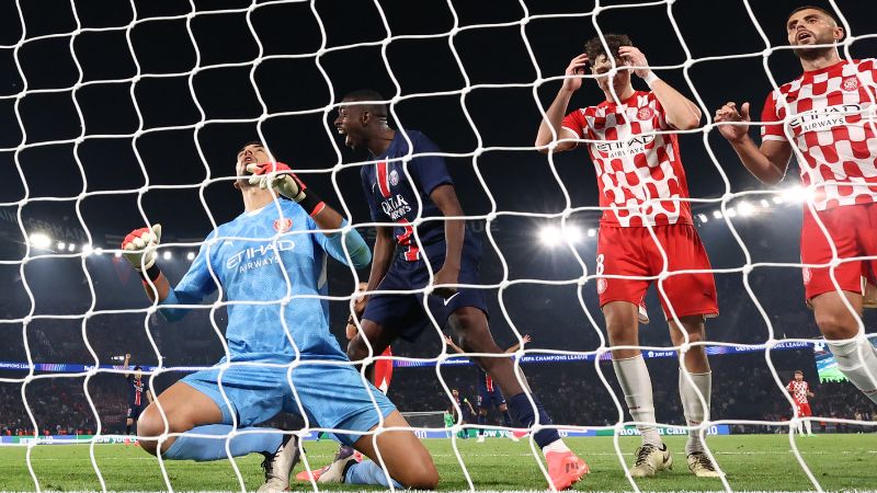 El portero argentino del Girona, Paulo Gazzaniga, reacciona tras recibir el único gol contra el Paris Saint-Germain.