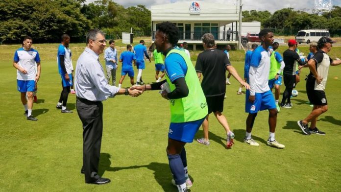 El presidente de Olimpia, Rafael Villeda Ferrari, considera que hay rivales que se quieren aprovechar de la situación del club.