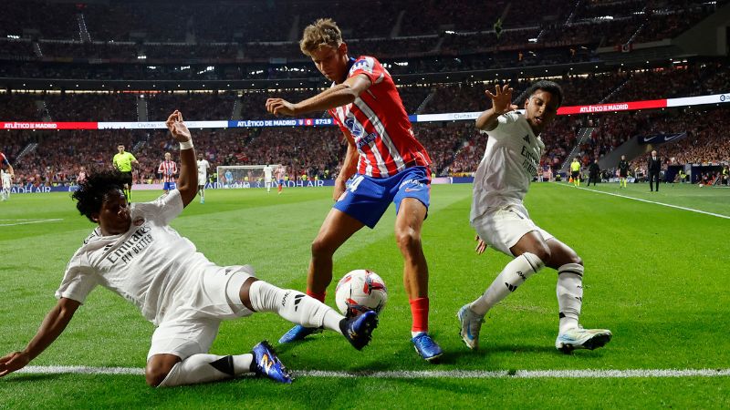 El centrocampista del Atlético de Madrid, Marcos Llorente, lucha por el balón con el delantero brasileño del Real Madrid Endrick.