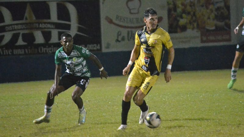 El delantero paraguayo del Génesis Comayagua, Roberto Moreira, controla el balón ante la mirada de Adonis Murillo, de Juticalpa FC.