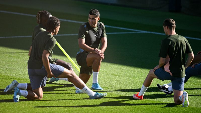 El centrocampista español del Manchester City, Rodri, participa en una sesión de entrenamiento.