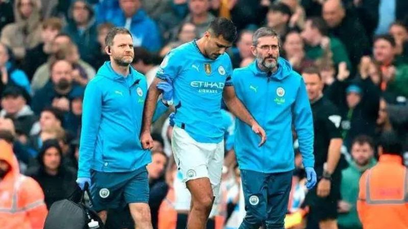 Rodri abandona el campo durante el partido contra el Arsenal por la Premier League.