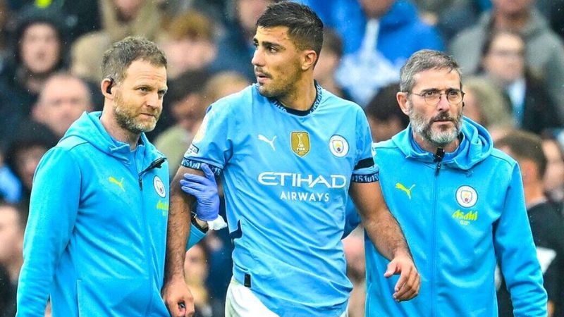 Rodri abandona el campo en la primera parte del partido de Manchester City ante Arsenal por la liga inglesa.