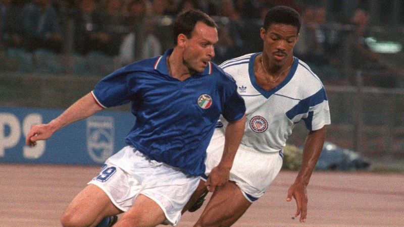 En la foto de archivo, el delantero italiano Salvatore Schillaci es presionado por el defensa estadounidense Jimmy Banks.