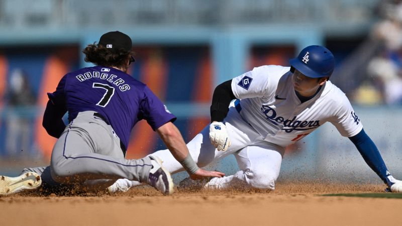 Shohei Ohtani de los Dodgers de Los Ángeles roba la segunda base cuando Brendan Rodgers de los Rockies de Colorado se retrasa con el toque.