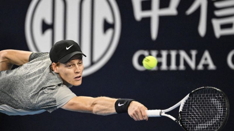 El italiano Jannik Sinner devuelve el balón al checo Jiri Lehecka durante su partido de cuartos de final.