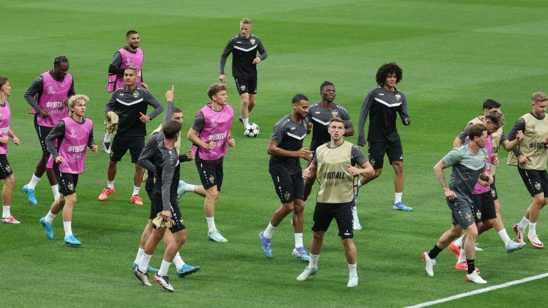 Los jugadores del Stuttgart asisten a una sesión de entrenamiento en vísperas del partido de la Champions League contra el Real Madrid.