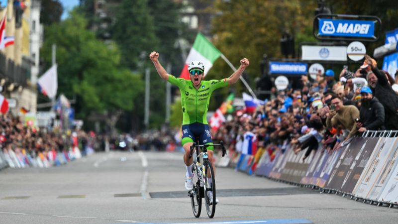 El ciclista esloveno Tadej Pogacar celebra su victoria en la prueba masculina de ciclismo en ruta Elite durante el Campeonato Mundial de Ciclismo en Ruta UCI 2024.