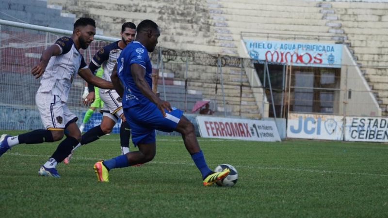 El colombiano Luis Hurtado es marcado por Reinieri Mayorquín y Nelson Muñoz, de Potros de Olancho FC.