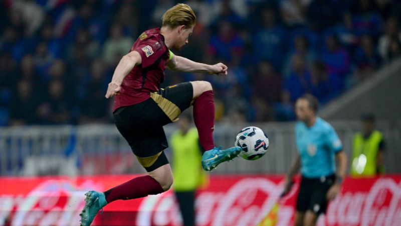 El centrocampista belga Kevin De Bruyne controla el balón durante el partido de ida de la Liga de Naciones contra Francia.