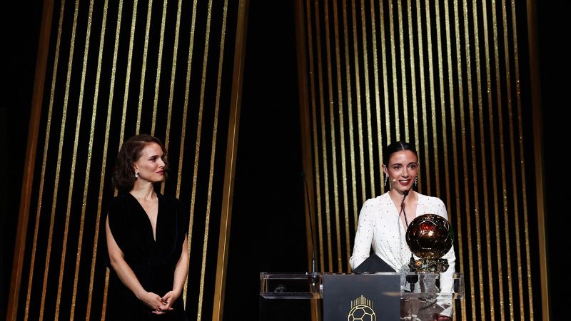 La centrocampista española del Barcelona, ​​Aitana Bonmati, recibe el Balón de Oro Femenino de manos de la actriz estadounidense-israelí Natalie Portman.