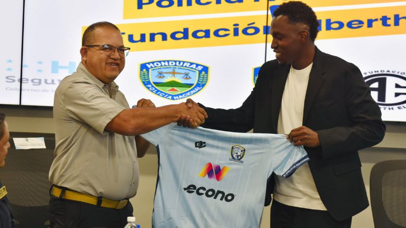 El seleccionado nacional, Alberth Elis, también recibió una camisa de la Policía.