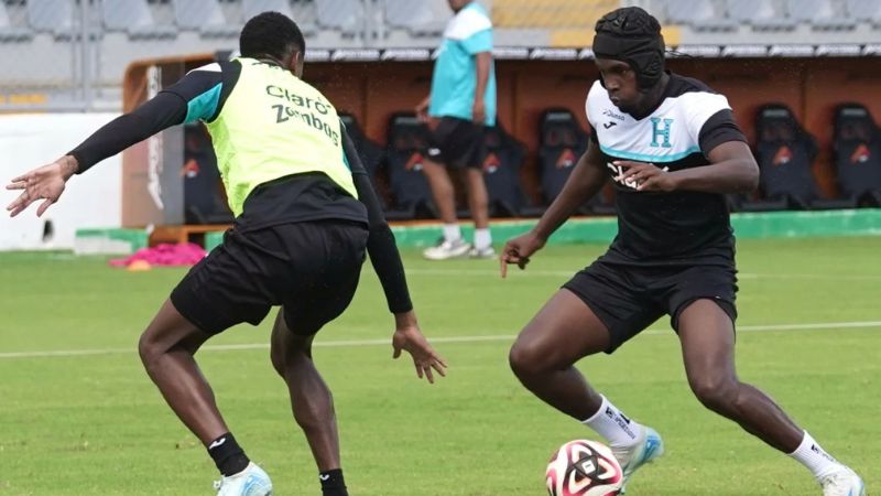 El delantero Alberth Elis participó en los trabajos de la Selección Nacional como invitado.