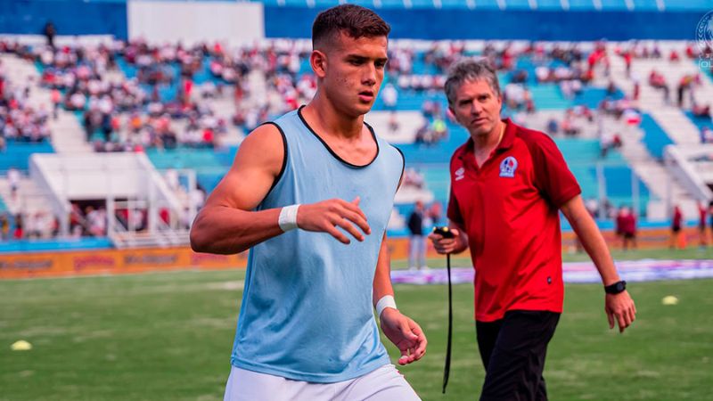 El defensa André Orellana se integró a los entrenamientos de Olimpia.