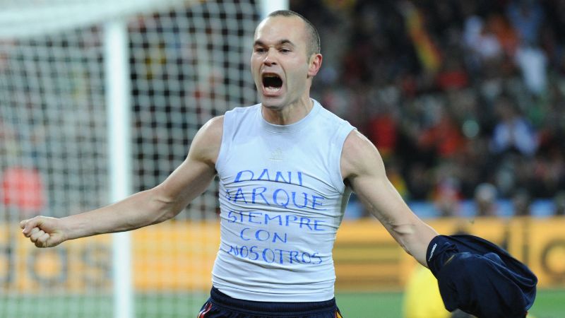 En la foto de archivo, el centrocampista español Andrés Iniesta celebra después de anotar el gol durante el tiempo extra de la final de la Copa Mundial de 2010 contra Holanda.