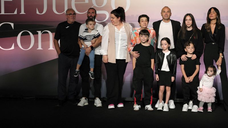 El futbolista español Andrés Iniesta posa para fotografías con su esposa Anna Ortiz, sus cinco hijos, sus padres, su hermano y su sobrina.