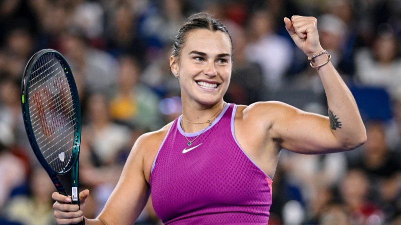 La bielorrusa Aryna Sabalenka celebra después de su victoria contra Zheng Qinwen de China.