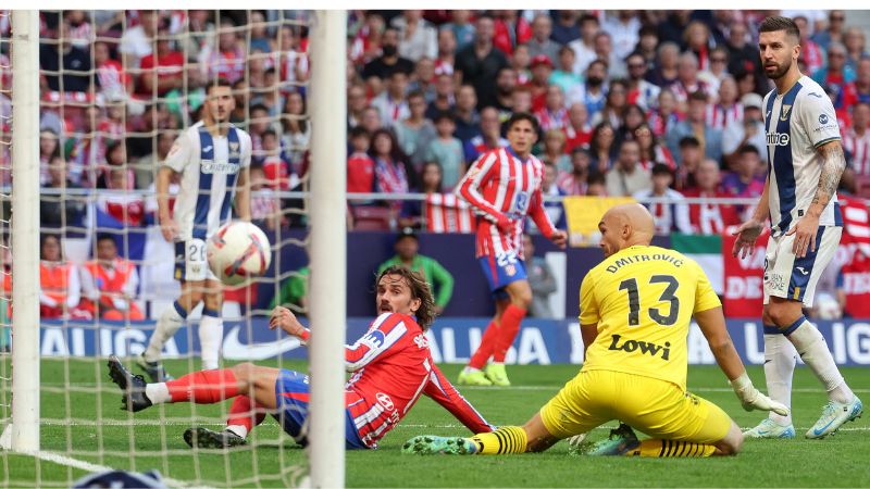 El delantero francés del Atlético de Madrid, Antoine Griezmann, marca el segundo gol de su equipo ante el Leganés.