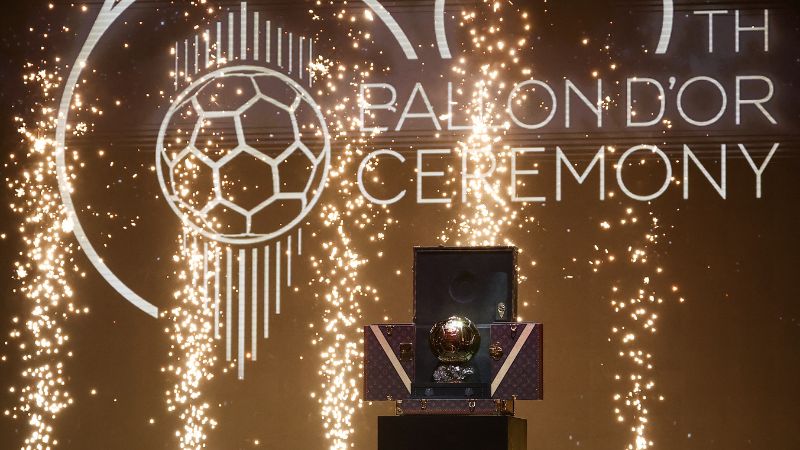 Esta fotografía muestra el trofeo del Balón de Oro 2024 durante la ceremonia de entrega de premios del Balón de Oro 2024.