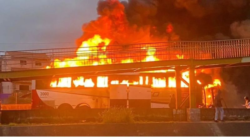 Un autobús fue incendiado durante los incidentes entre aficionados del Cruzeiro y Palmeiras, en Brasil.