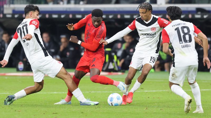 El delantero francés de Frankfurt, Jean-Matteo Bahoya compite por el balón durante el partido contra el Bayern Munich.