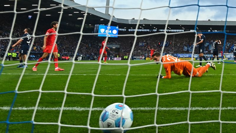 El portero alemán del Bochum, Patrick Drewes, no logra salvar el gol del 0-5 durante el partido contra el Bayern Múnich.