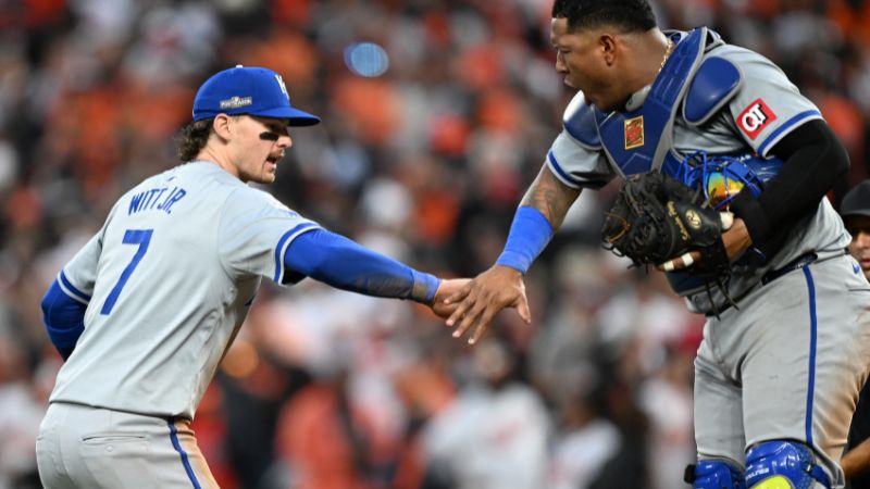 Bobby Witt Jr. y Salvador Pérez de los Kansas City Royals celebran después de que su equipo derrotara a los Baltimore Orioles.