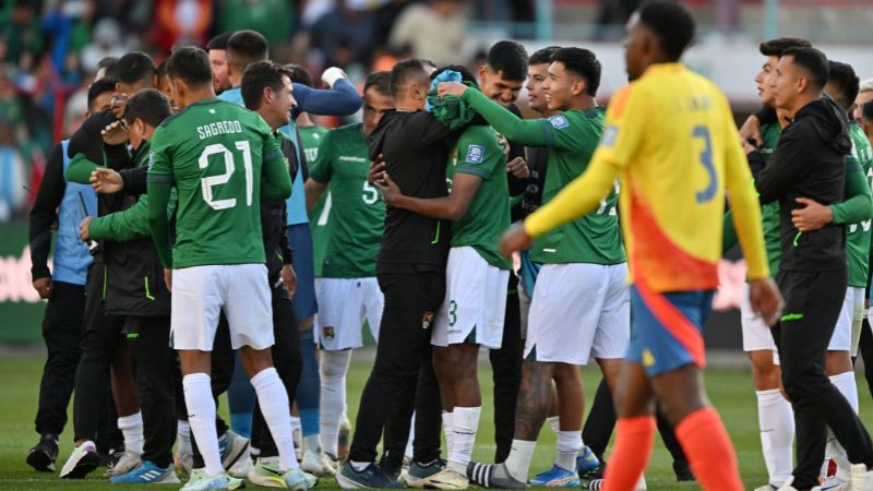 Los jugadores de Bolivia celebran después de ganar el partido contra Colombia.