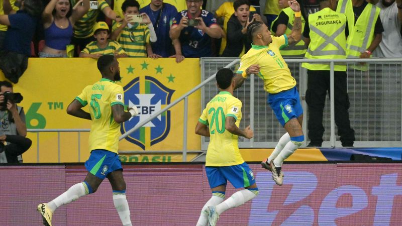 El delantero brasileño Raphinha celebra con sus compañeros Savinho y Bruno Guimaraes, después de anotar uno de los goles frente a Perú.