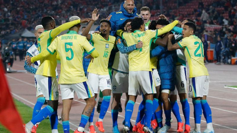 El delantero brasileño Luiz Henrique celebra con sus compañeros de selección el gol del triunfo ante Chile.