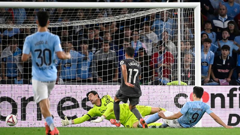 El delantero griego del Celta de Vigo, Anastasios Douvikas, pierde la oportunidad de anotar frente al marco madridista.