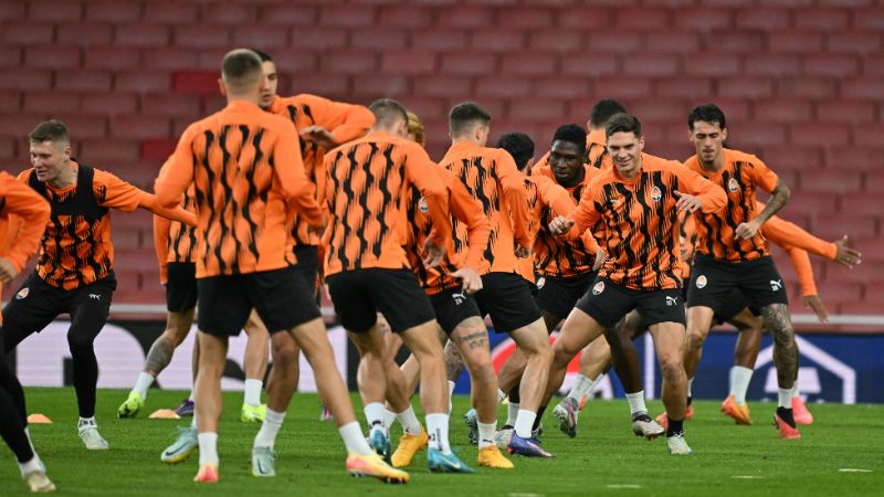 Los jugadores del Shakhtar Donetsk participan en una sesión de entrenamiento en el estadio del Arsenal.