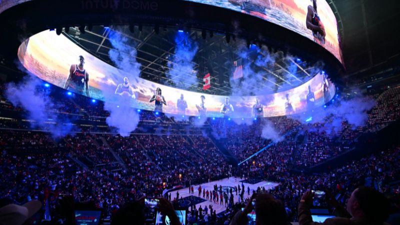 Los jugadores se reúnen en la cancha antes del partido de la NBA entre Los Angeles Clippers y Phoenix Suns en el Intuit Dome en Inglewood, California.