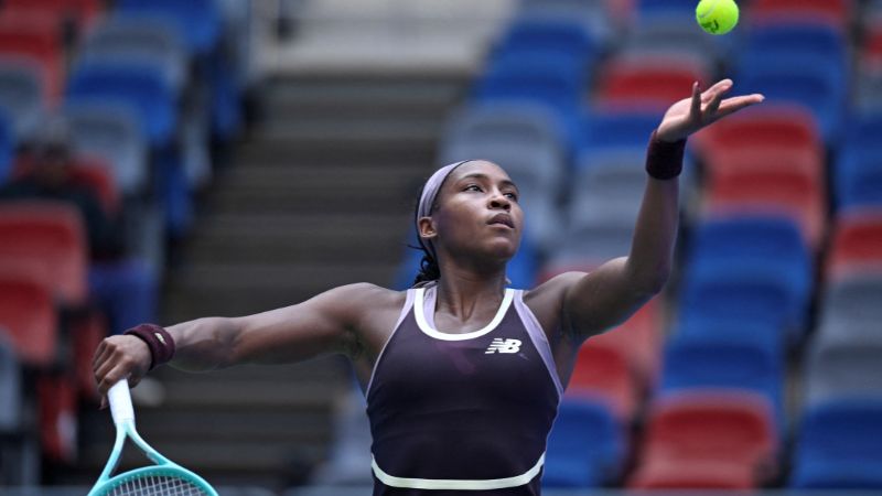 La estadounidense Coco Gauff sirve contra la búlgara Viktoriya Tomova, en el torneo de tenis Wuhan Open.