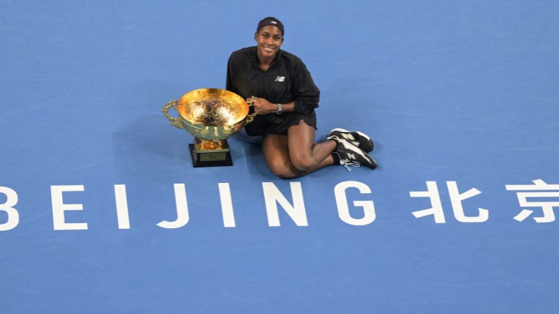 La estadounidense Coco Gauff celebra con su trofeo después de ganar la final individual femenina contra la checa Karolina Muchova en el torneo China Open en Beijing.