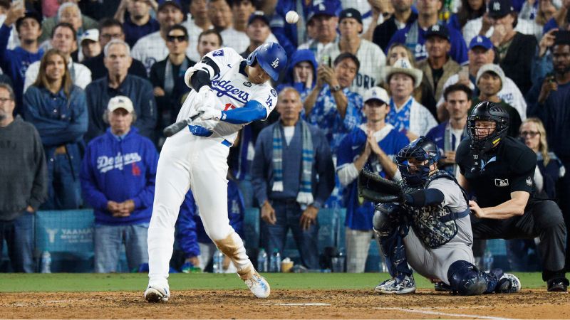 Shohei Ohtani, de los Dodgers de Los Ángeles, batea en la décima entrada contra los Yankees de Nueva York.