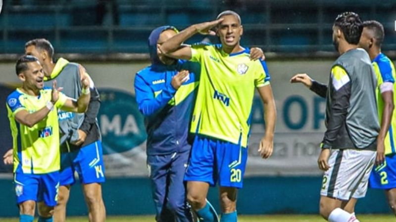 Eddie Hernández celebra el primer gol de Potros de Olancho FC sobre la Real Sociedad.