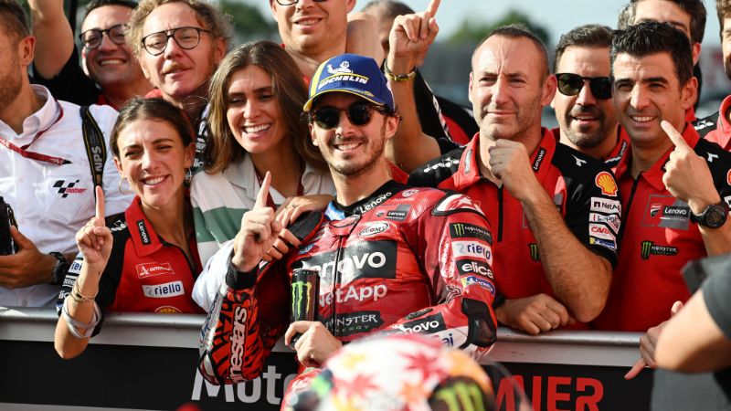 El piloto del equipo Ducati Lenovo, Francesco Bagnaia, de Italia, celebra su victoria en el parque cerrado después de la carrera de clase del Gran Premio de Japón de MotoGP.