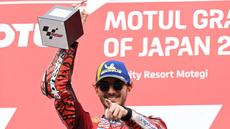 El piloto del equipo Ducati Lenovo, Francesco Bagnaia de Italia, levanta su trofeo de la victoria en el podio de la carrera de la clase MotoGP del Gran Premio de Japón.