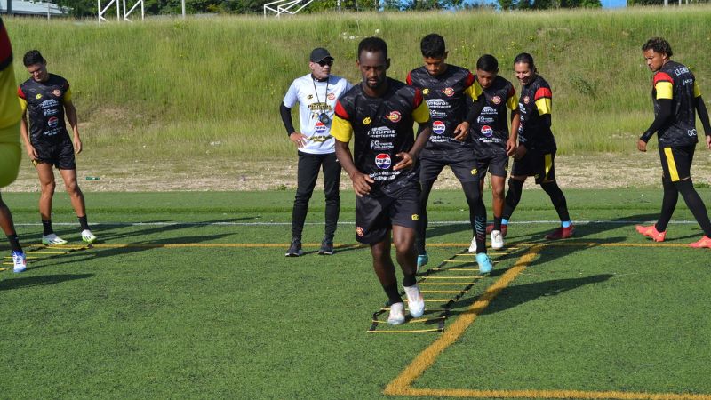 Los jugadores de Génesis Comayagua entrenan en cancha sintética previo al partido del domingo contra Lobos UPNFM en Choluteca.