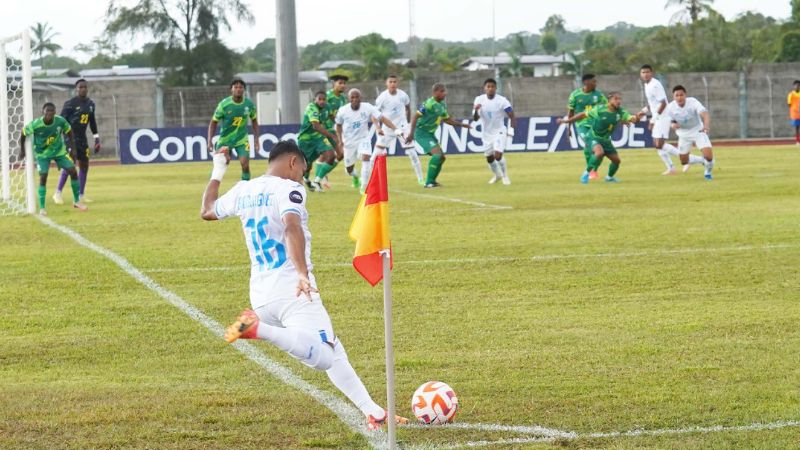 Edwin Rodríguez ejecuta un tiro de esquina, en uno de los ataques hondureños.