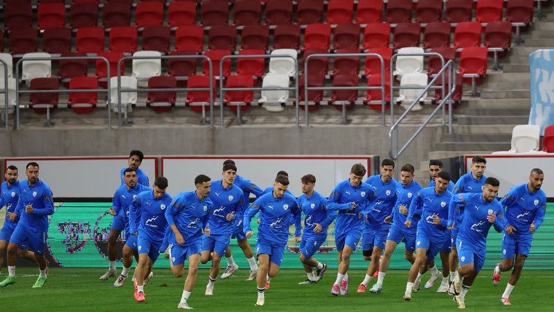 Los jugadores de Israel se calientan durante una sesión de entrenamiento con miras al partido contra Francia.